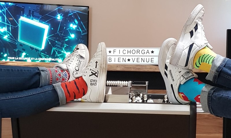 Les collaborateurs Fichorga enfilent leurs plus belles chaussettes pour la trisomie 21
